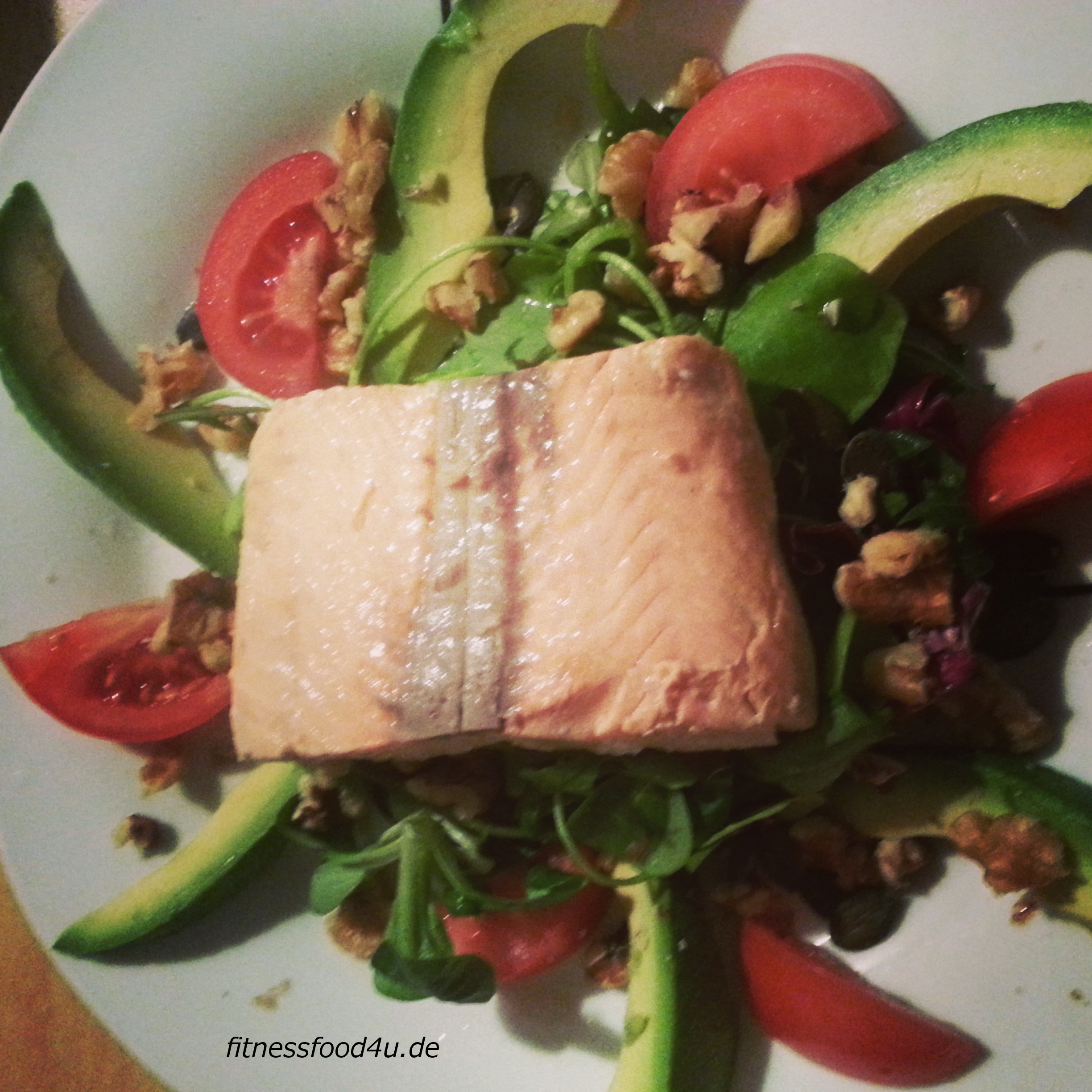 Salat mit Avocado und Lachs • fitnessfood4u